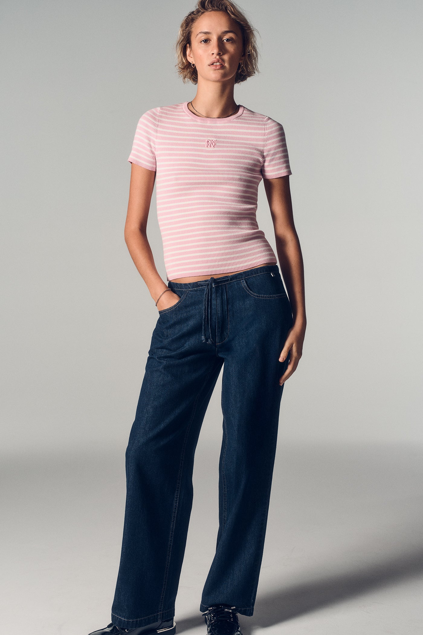 dkny sp26 editorial 51 1400x2100 153fbbe4 ee09 4bd4 aeff cfabad64cff3 dkny sp26 editorial 51 1400x2100 153fbbe4 ee09 4bd4 aeff cfabad64cff3