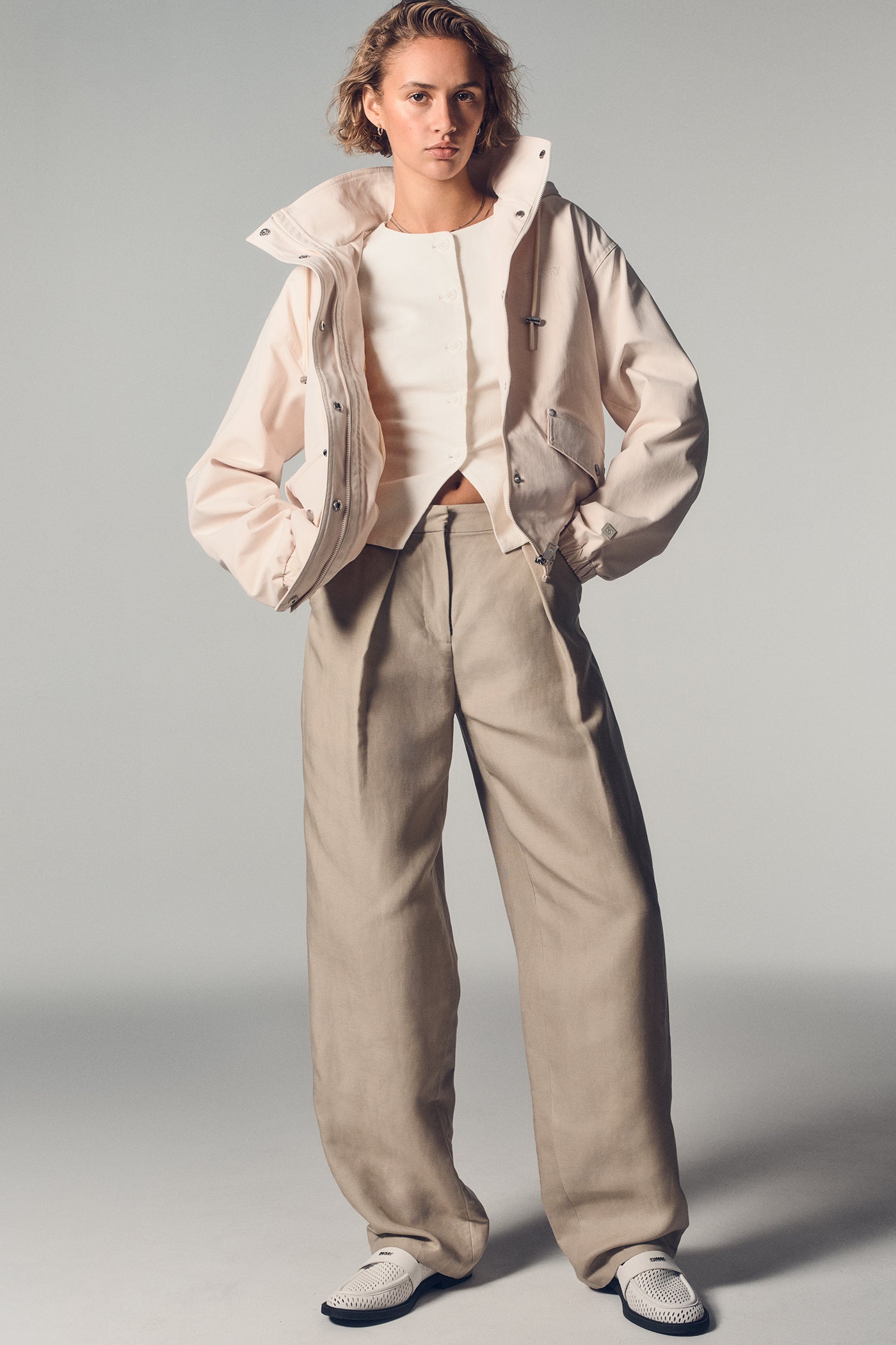 dkny sp26 editorial 56 c 1400x2100 dabd0eb9 b39d 42a0 9304 c182966ac31a dkny sp26 editorial 56 c 1400x2100 dabd0eb9 b39d 42a0 9304 c182966ac31a