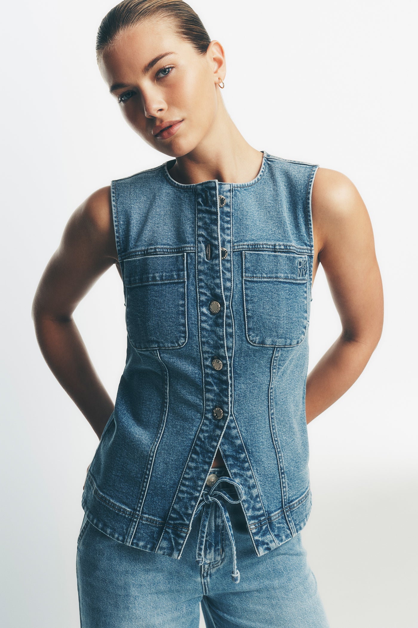 dkny su26 editorial 54 1400x2100 3e0917fe 7297 4263 a977 c86a868be60e dkny su26 editorial 54 1400x2100 3e0917fe 7297 4263 a977 c86a868be60e