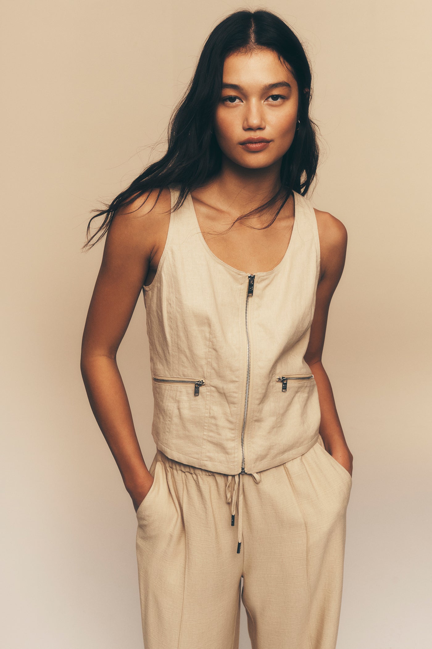 dkny su26 editorial 77 1400x2100 1dae5bb9 bacb 40ce 8061 155549314d04 dkny su26 editorial 77 1400x2100 1dae5bb9 bacb 40ce 8061 155549314d04