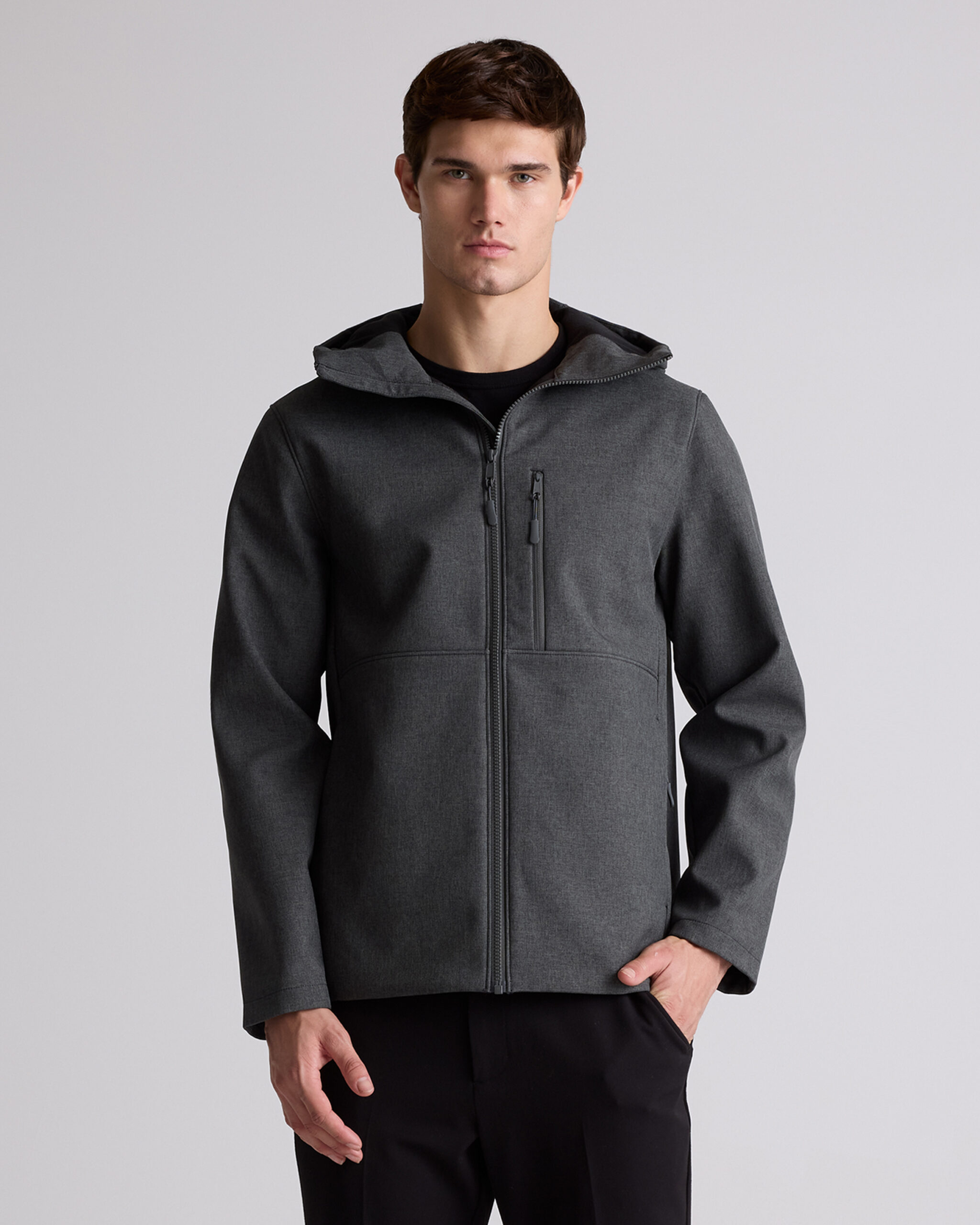 Куртка softshell на флисовой подкладке с капюшоном и молнией во всю длину Куртка softshell на флисовой подкладке с капюшоном и молнией во всю длину