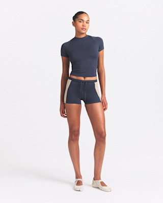nikeskims matte shine mix Женские шорты 2 дюйма nikeskims matte shine mix Женские шорты 2 дюйма
