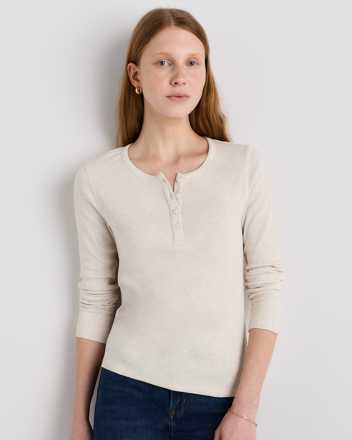 Футболка henley с длинными рукавами из органического хлопка в рубчик Футболка henley с длинными рукавами из органического хлопка в рубчик