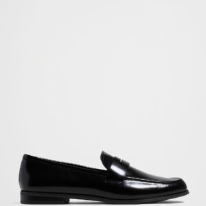 Витрина leather loafer