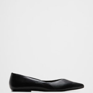 Витрина point toe ballet shoe