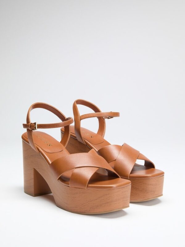 qeelin faux leather sandals