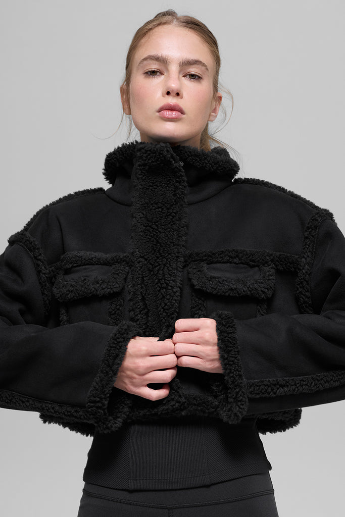 Фальшивый снегопад shearling обрезал куртку Фальшивый снегопад shearling обрезал куртку