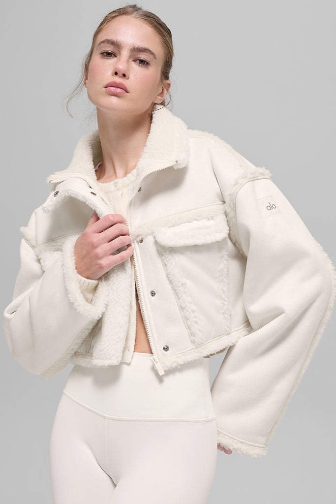 Фальшивый снегопад shearling обрезал куртку Фальшивый снегопад shearling обрезал куртку