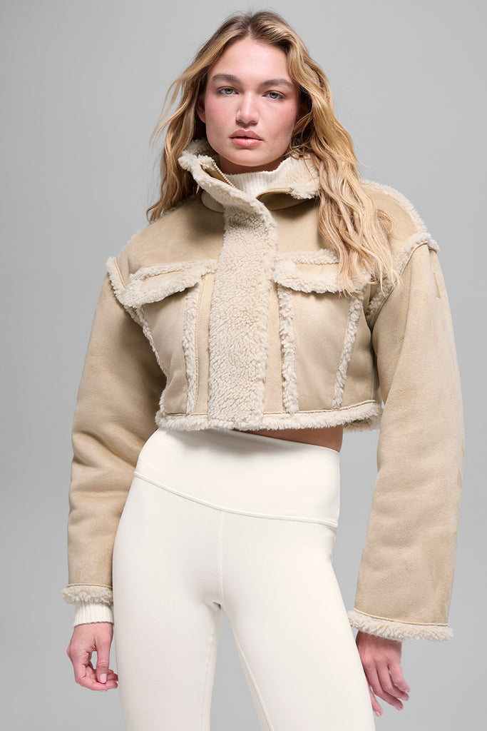 Фальшивый снегопад shearling обрезал куртку Фальшивый снегопад shearling обрезал куртку