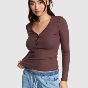 waﬄe snap long sleeve henley top