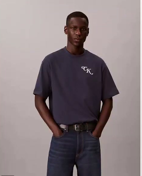 relaxed block script logo tee